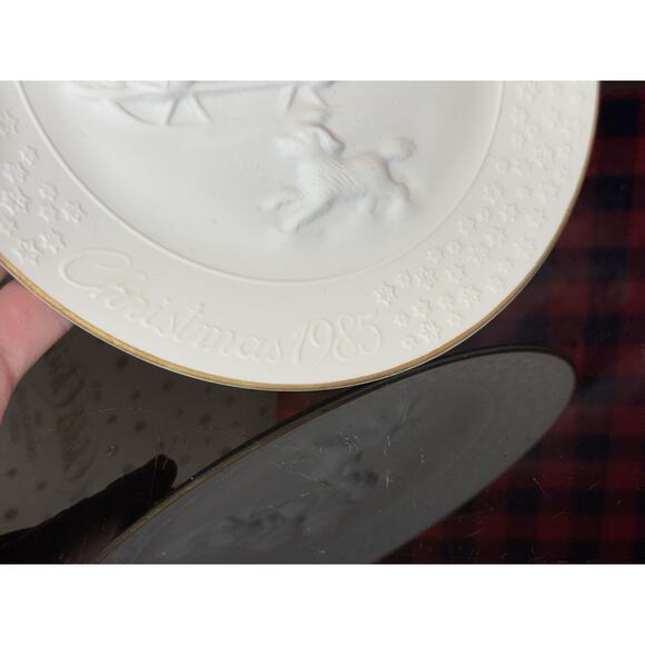 Vintage 1985 Avon A Child's Christmas White Porcelain Raised Relief 8" dia Plate - Picture 2 of 7